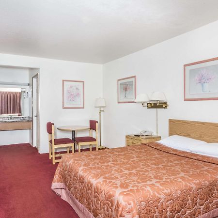 Super 8 By Wyndham Phoenix Metro North Экстерьер фото